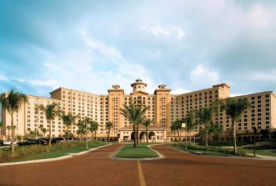 Rosen Shingle Creek front building, Palm trees and cars