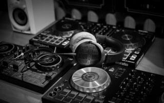 DJ mixer and headphone