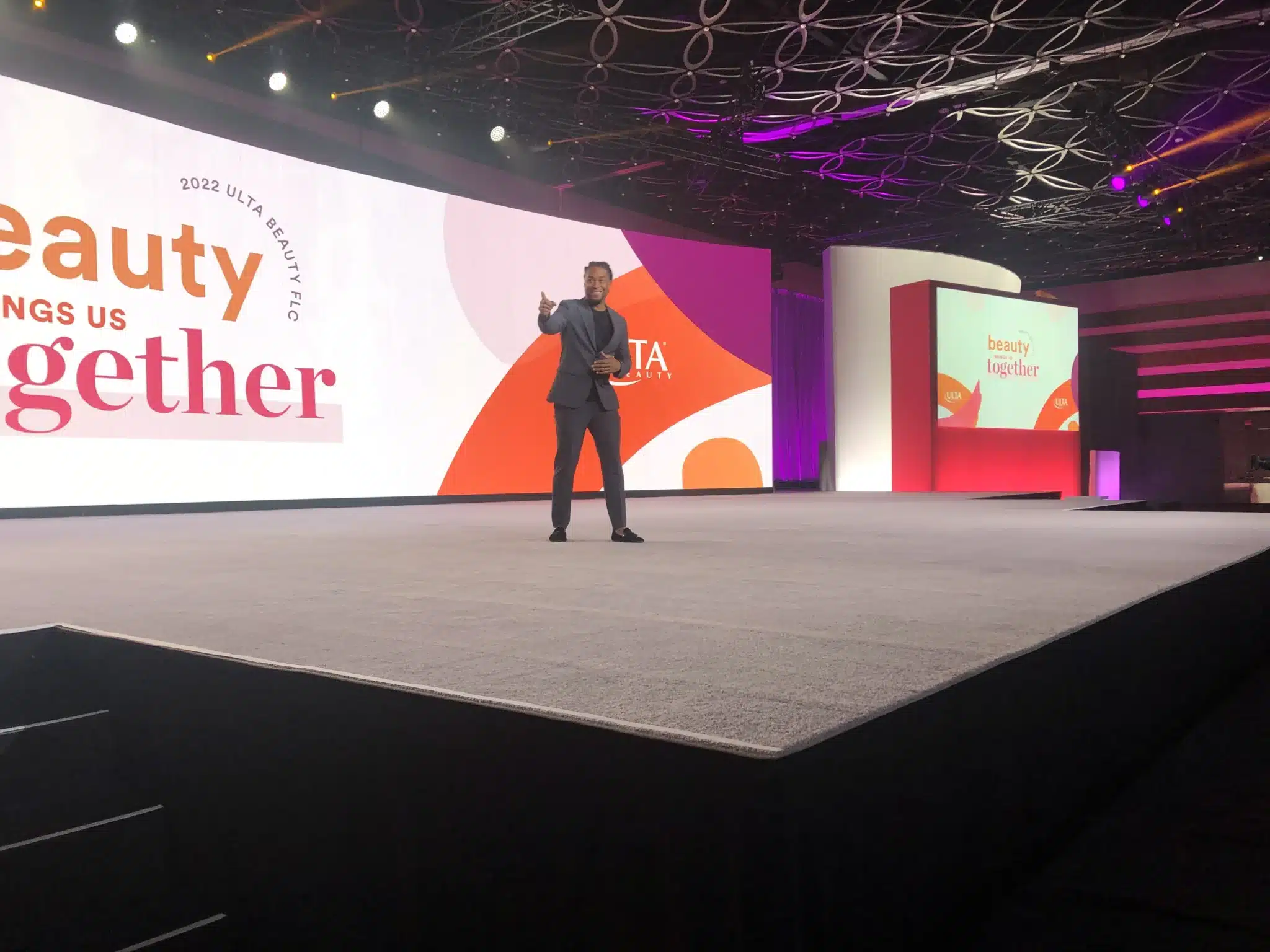 Comparison of cost-effectiveness between virtual emcees and traditional hosts